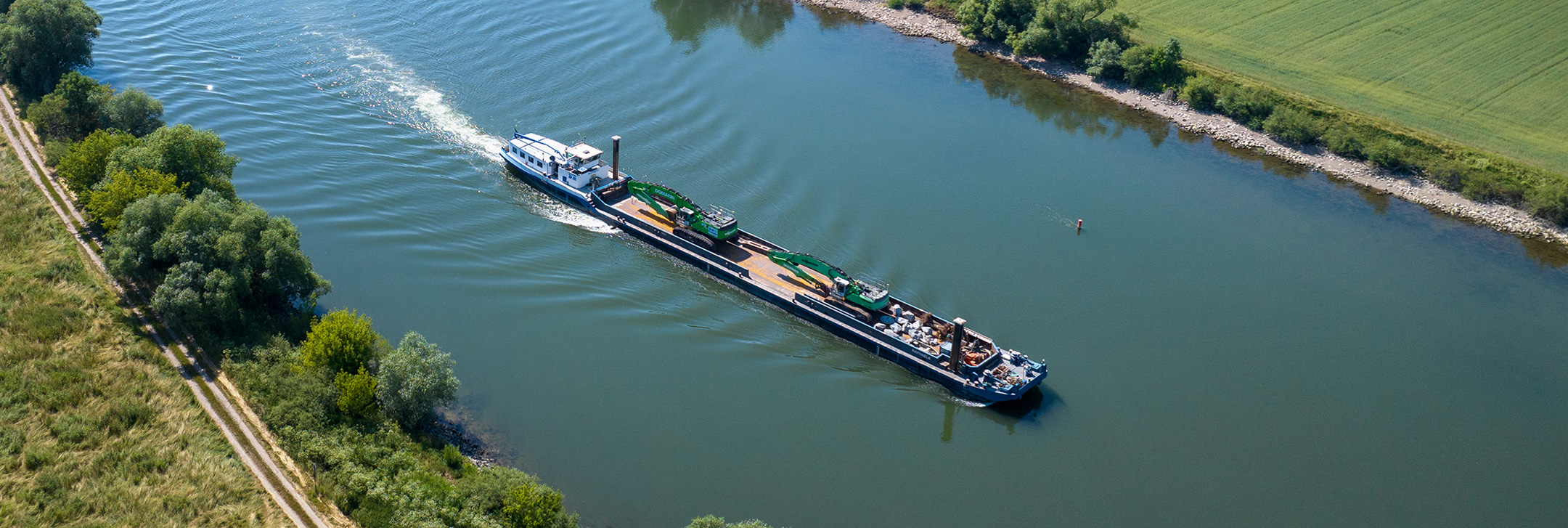 Binnenschiff auf der Donau bei Bogen