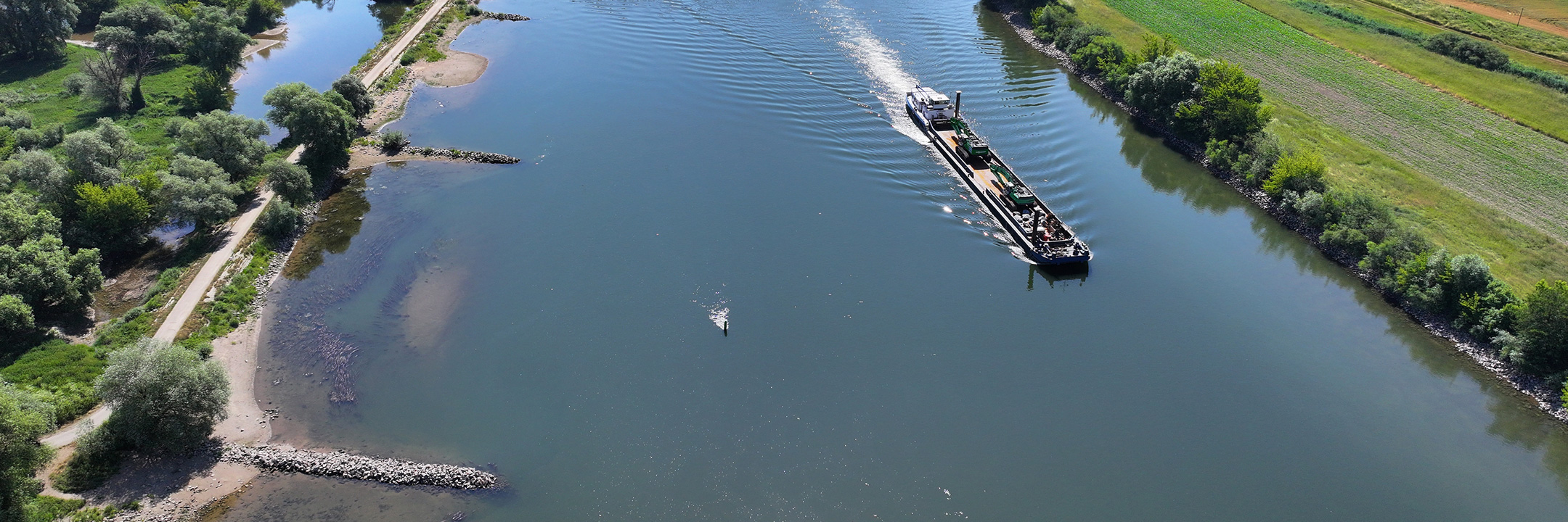 Binnenschiff auf der Donau bei Bogen mit Buhnen