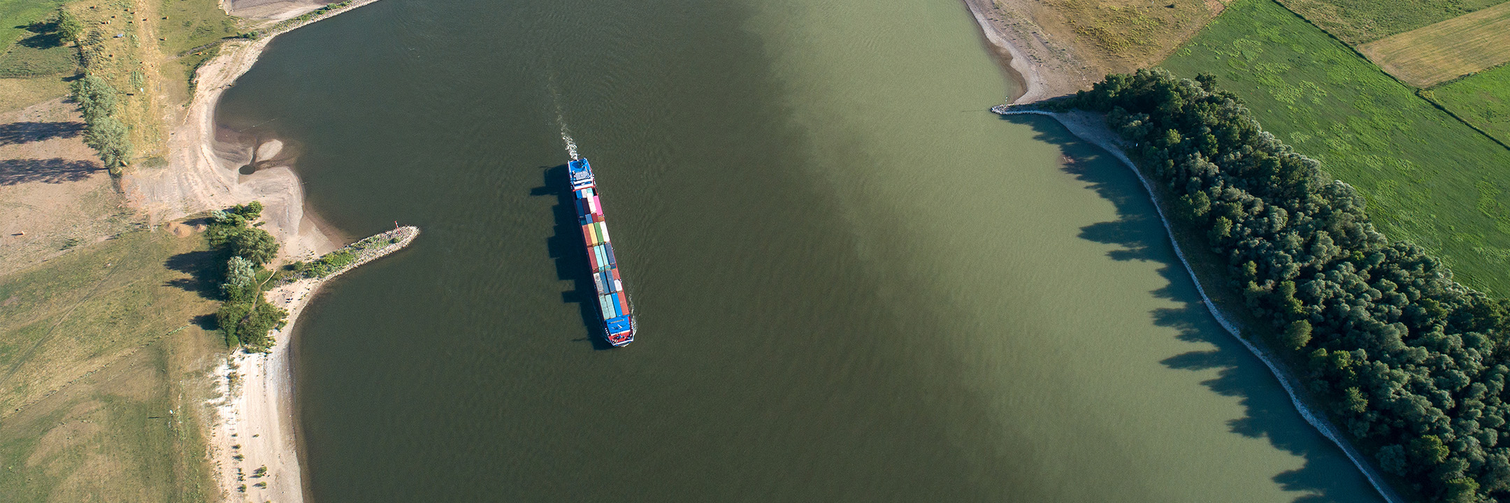 Binnenschiff auf dem Rhein bei Ossenberg
