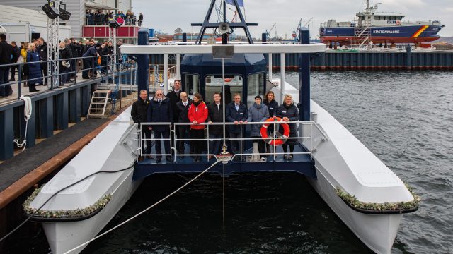 v.l.: Björn Lehmann-Matthaei (FuE-Zentrum FH Kiel Gmbh), Dr. Norbert Saloman (BMDV), Björn Schwarze (Addix GmbH), Prof. Dr. Dirk Nowotka (CAU) Dr. Wiebke Müller Lupp (Wissenschaftszentrum Kiel), Daniel Sommerstedt und Andreas Weidner (Anschütz GmbH), Anna Bubenheim (FuE-Zentrum FH Kiel GmbH), Katrin Lau (Schiff&Hafen, Taufpatin), Kathrin Birr (Gebr. Friedrich Schiffswerft)
